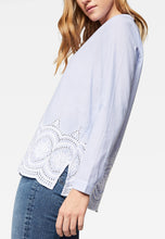 Load image into Gallery viewer, BLUSE | Gestreifte Bluse mit Stickerei
