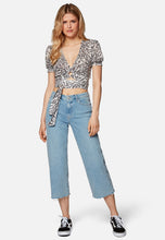Load image into Gallery viewer, BLUSE | Verkürzte Bluse mit Animalprint

