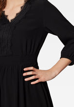 Load image into Gallery viewer, KLEID | Kurzes Langarmkleid mit Spitze
