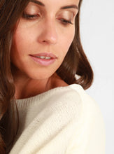 Load image into Gallery viewer, PONCHO | Strickponcho mit Samt-Bindings
