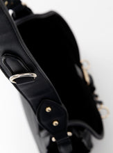 Load image into Gallery viewer, TASCHE | Schwarze Umhängetasche mit goldenen Anhängern
