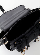 Load image into Gallery viewer, TASCHE | Schwarze Umhängetasche mit goldenen Anhängern
