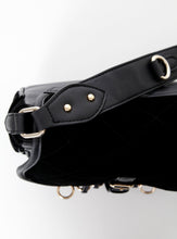 Load image into Gallery viewer, TASCHE | Schwarze Umhängetasche mit goldenen Anhängern
