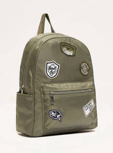 Load image into Gallery viewer, RUCKSACK | Grüner Stoffrucksack mit Patches

