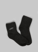 Load image into Gallery viewer, SOCKEN | Kuschelige Socken mit der Aufschrift "LAZY"
