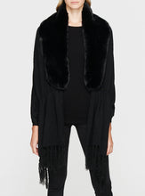 Load image into Gallery viewer, PONCHO | Schwarzer Poncho mit Fellkragen
